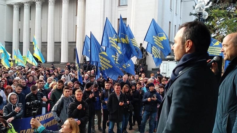 Обиженные украинские педагоги обругали националиста Вакарчука и его партию