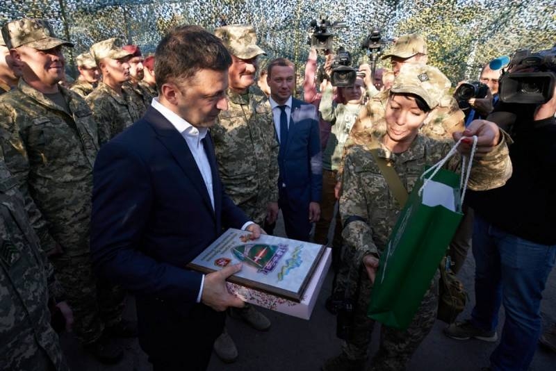 The white shirt in the line of contact: Zelensky visited Donbass