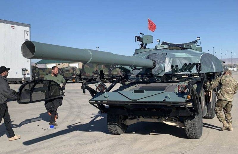 在美国，好莱坞专家正在将悍马车变成“俄罗斯坦克”" T-72