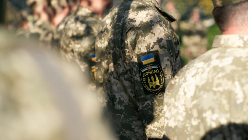 Донбасс сегодня: танки бьют по ДНР, националисты разоружают и расстреливают бойцов ВСУ