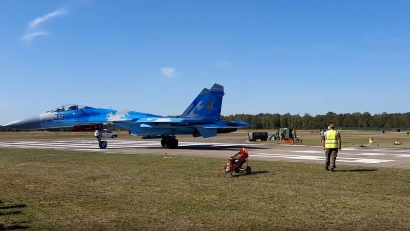 Видео со сдувшим авиатехников истребителем Су-27 ВВС Украины обсуждается в сети