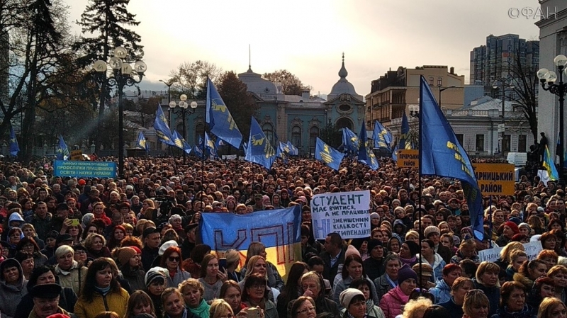 Обиженные украинские педагоги обругали националиста Вакарчука и его партию