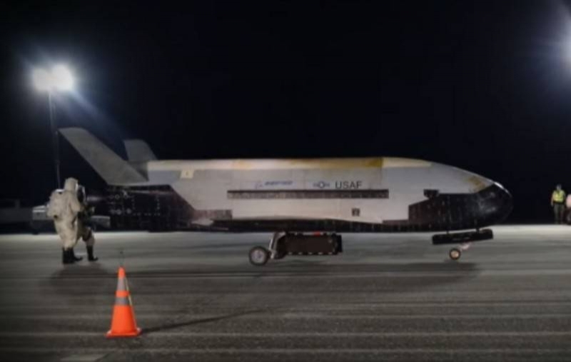 The American space plane X-37B returned to Earth, spent in orbit 780 days