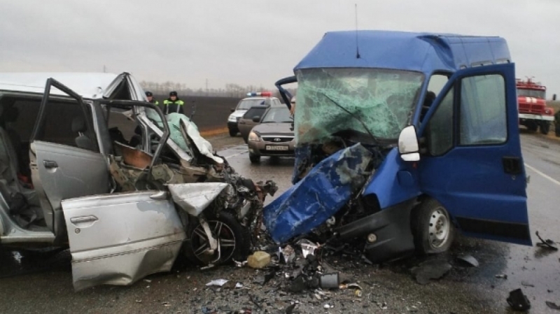 Семь человек погибли при столкновении двух микроавтобусов в Алтайском крае