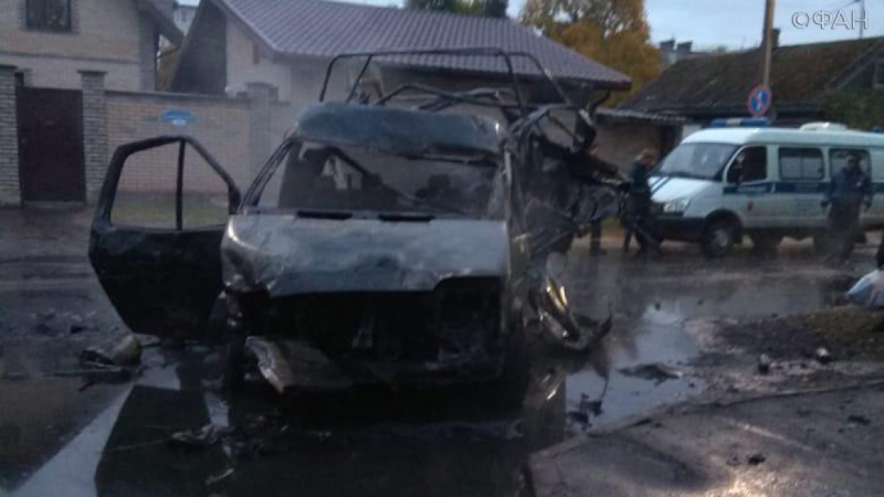 Микроавтобус взорвался после столкновения с иномаркой в Кировске