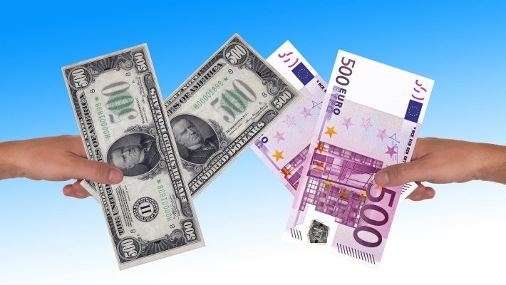 ЦБ объявил официальные курсы доллара и евро на 17 октября