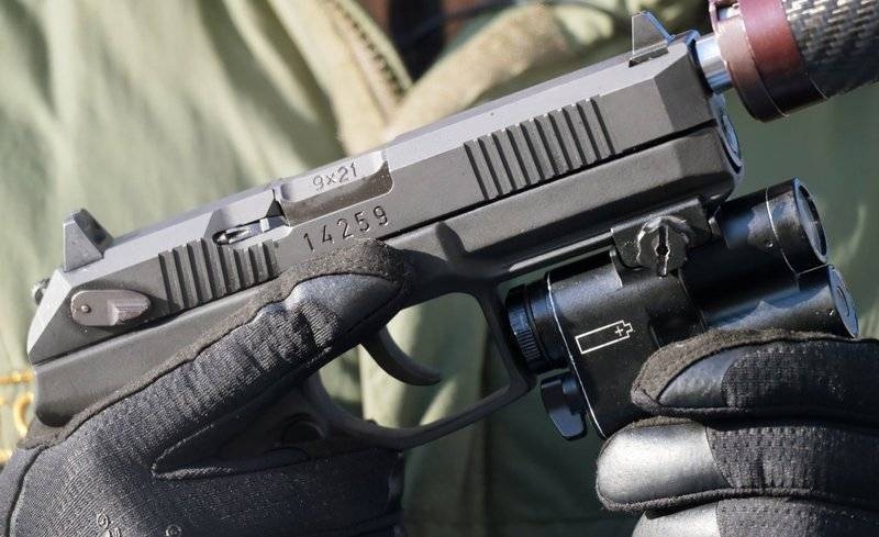 Новейший пистолет "Удав" принят на вооружение российской армии