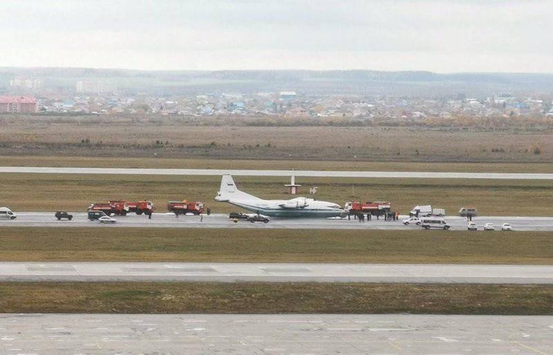Военно-транспортный Ан-12 совершил посадку "на брюхо" In Ekaterinburg