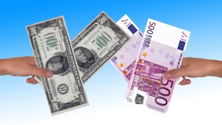 ЦБ повысил официальные курсы доллара и евро на 15 十月