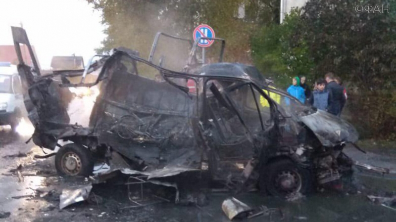 Микроавтобус взорвался после столкновения с иномаркой в Кировске