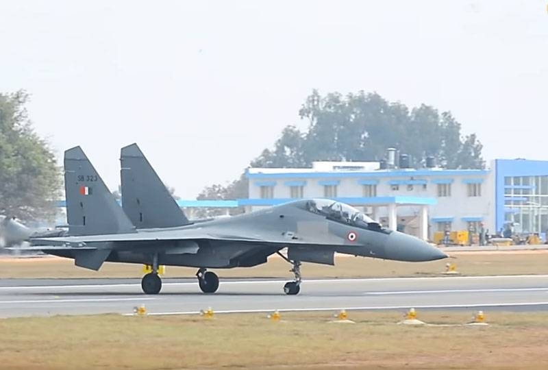 Фигура "Вертикальный Чарли", 由 Su-30MKI 执行, 在印度好评如潮