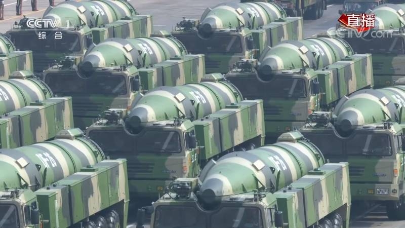 Новое обличье китайских войск: уникальная техника на военном параде в Пекине