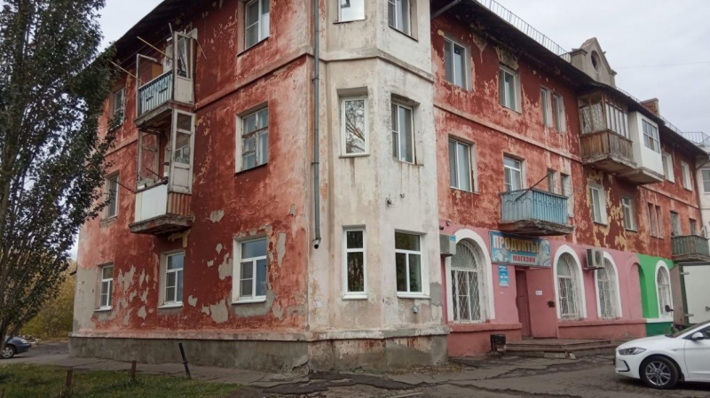 Жители дома в Омске остались без отопления из-за срыва сроков капремонта