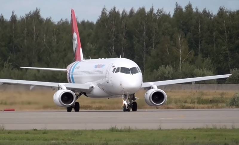 Выложено видео аварийной посадки SSJ-100 в Тюмене