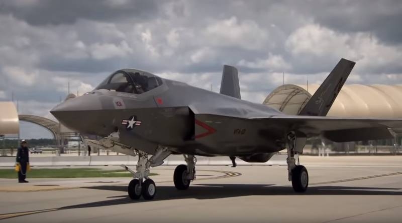 США планируют связать F-22 и F-35 программным обеспечением