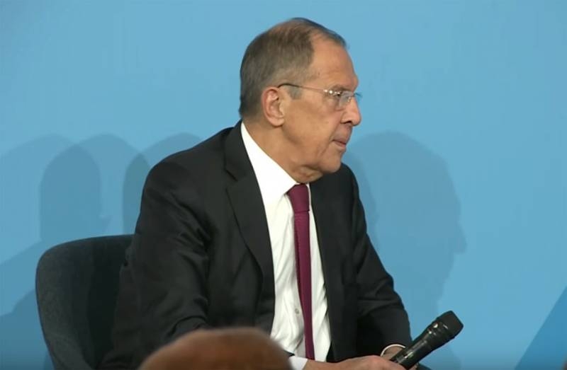 Lavrov reminded Japan of the paragraphs of the Declaration 1956 , on the need to withdraw US troops