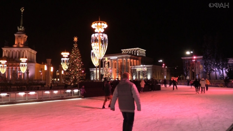 Ice rink season opened in Moscow. 