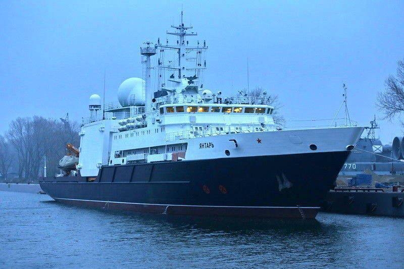 "Охотник за коммуникациями": Российский корабль "Янтарь" is seen off the coast of America