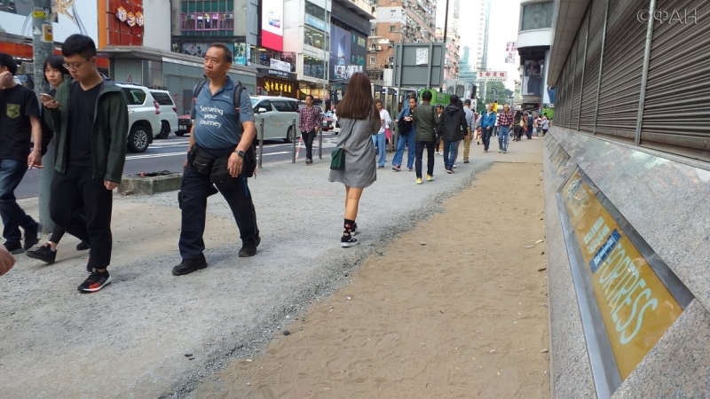 Власти Гонконга заливают улицы бетоном, чтобы лишить радикалов булыжников