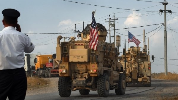 A column of US armored vehicles went to Rumeylan for the protection of oil trapped in Syria