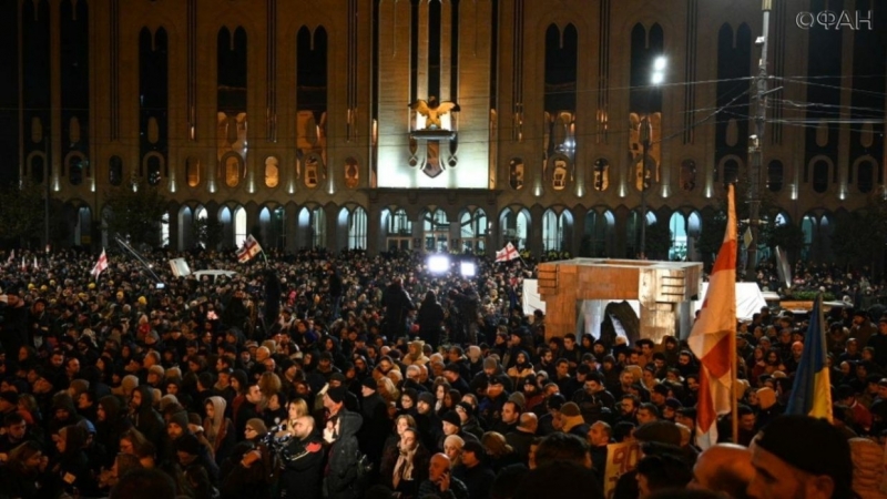 Protesters in Tbilisi block Rustaveli Avenue and the Parliament. report FAN