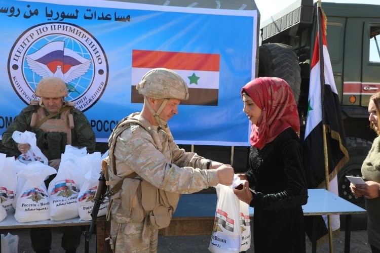 The military of the Russian humanitarian aid delivered to the residents of Dar in Syria
