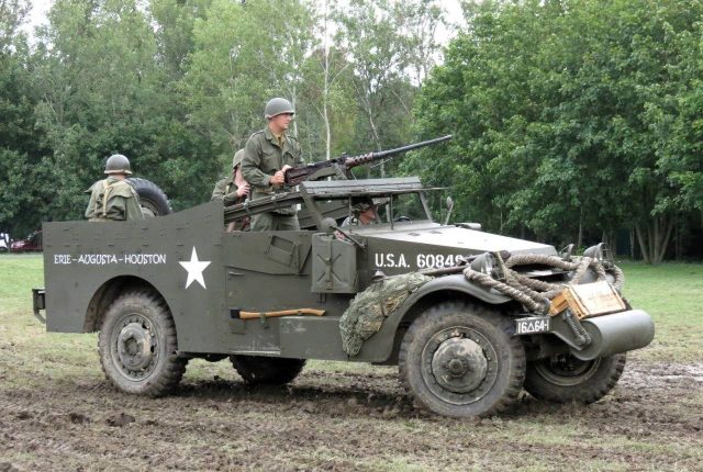 Le premier véhicule de transport de troupes blindé en série soviétique BTR-40 