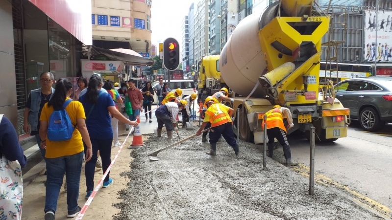 Власти Гонконга заливают улицы бетоном, чтобы лишить радикалов булыжников