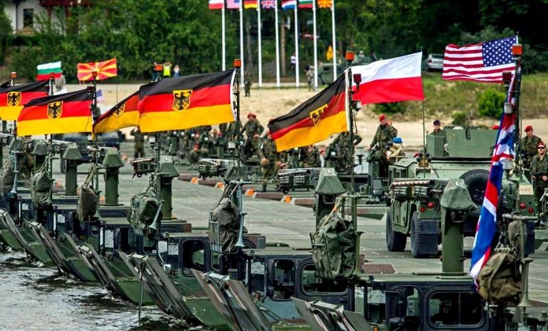 Развертывание НАТО по всей границе: западные СМИ предупреждают Россию