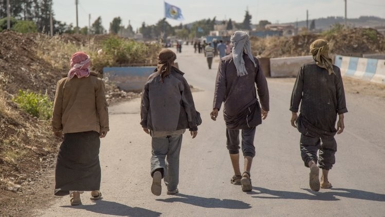 Los refugiados sirios regresan a la estratégica ciudad de Karnaz en la provincia de Hama