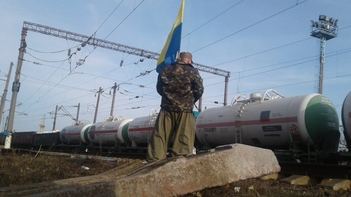 Украина расписалась в бессилии перед националистами отказом пустить поезда в Донбасс