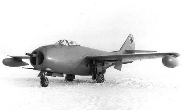 米格9: 第一架配备涡轮喷气发动机的苏联战斗机 