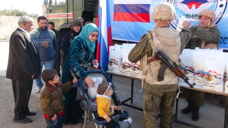 Жители палаточного лагеря в Сирии получили от российских военных 1,5 тонны продовольствия