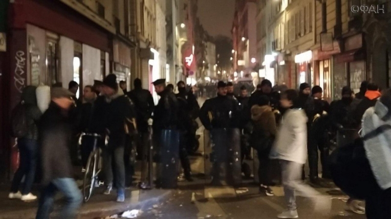 Число задержанных участников беспорядков в Париже приблизилось к сотне