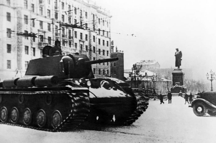 Павел Гудзь: один КВ-1 против 18 танков противника 
