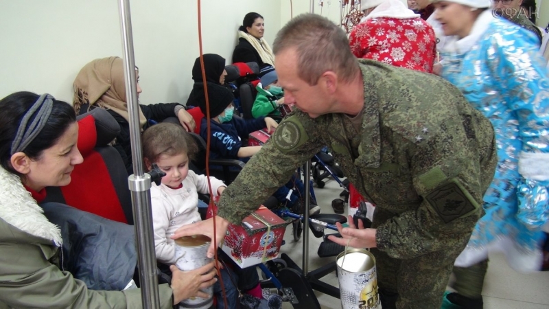 Российские военные привезли новогодние подарки в больницу сирийским детям