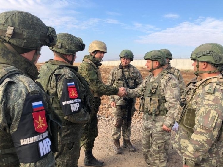 Russian-Turkish military patrol toured the highway M-4 in Syria