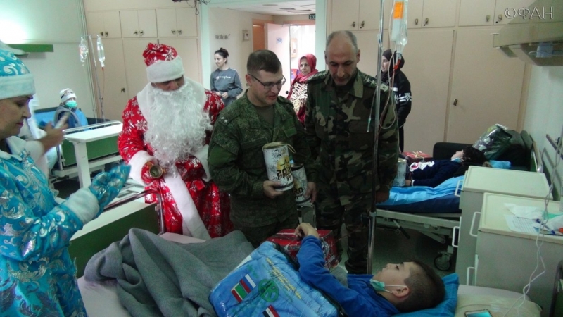 Российские военные привезли новогодние подарки в больницу сирийским детям