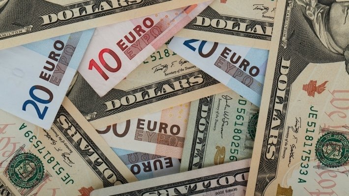 Банк России сильно понизил курсы доллара и евро на 26 十二月