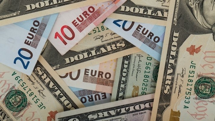 ЦБ понизил официальные курсы доллара и евро на 11 декабря