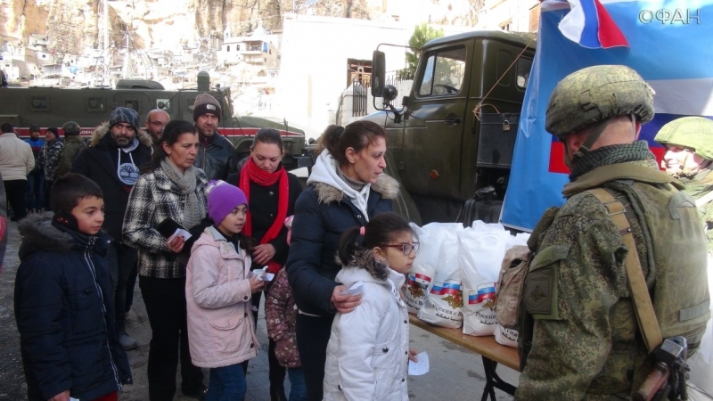 Жители города Маалюля в Сирии получили гуманитарную помощь от военных РФ и фонда Кадырова