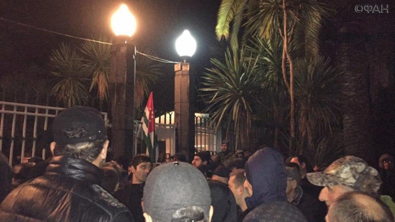 Сторонники лидера абхазской оппозиции Бжании пришли к резиденции Хаджимбы
