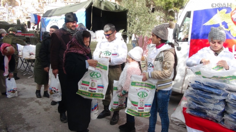 Жители города Маалюля в Сирии получили гуманитарную помощь от военных РФ и фонда Кадырова
