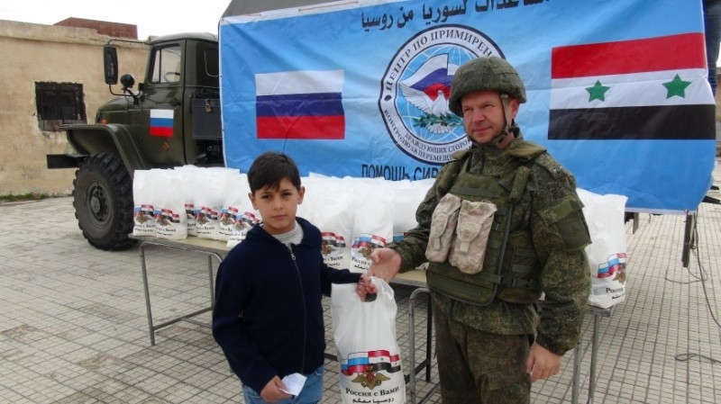 Russian military gave a concert and sweets to schoolchildren in Latakia