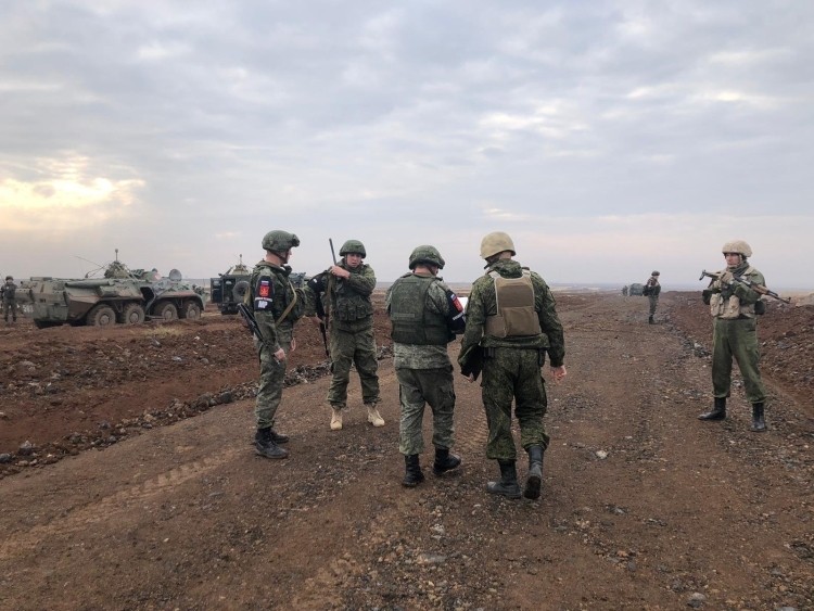Патруль российской военной полиции в Сирии следит за порядком в провинциях Алеппо и Хасака