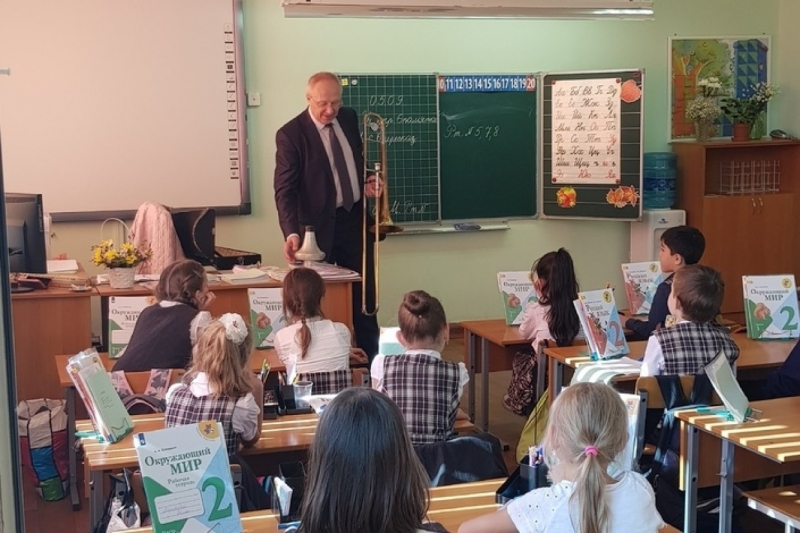 Учителям в Мурманской области повысят зарплату до среднего по области уровня