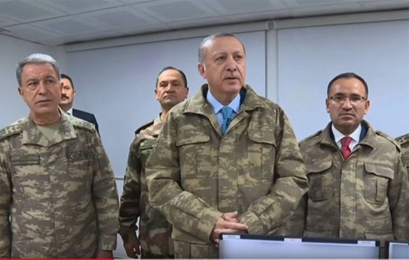 «Блумберг»: Эрдоган направил один пистолет на Запад, а другой держит у собственного виска