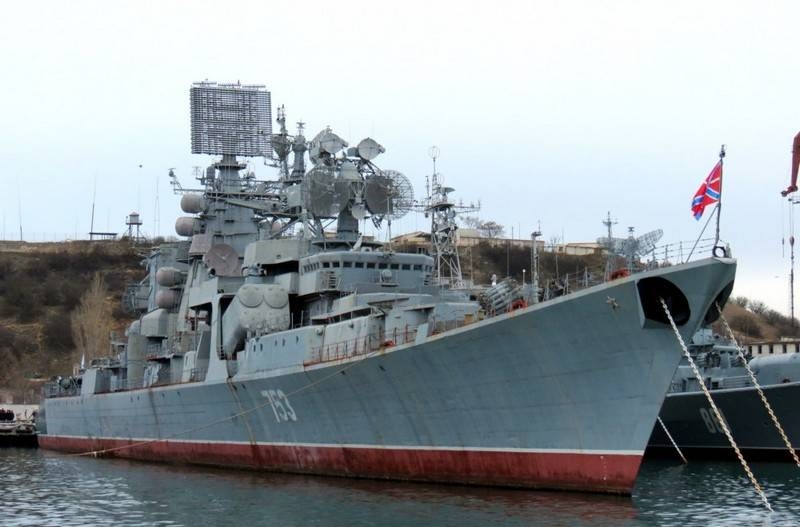 На БПК «Керчь» Черноморского флота спущен Военно-морской флаг