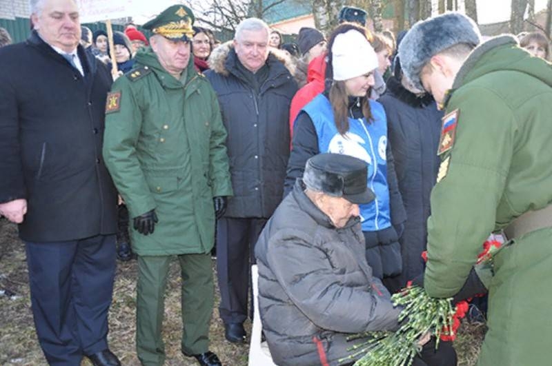 Офицеры и курсанты академии ПВО провели парад для ветерана ВОВ