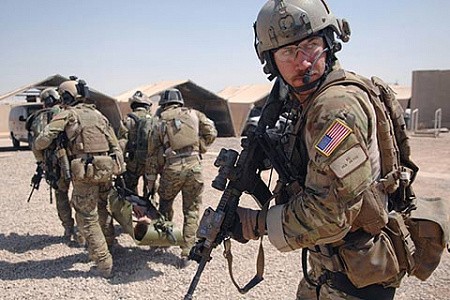 Американцы начали отвод войск из удаленных районов Ирака в центр страны, но война продолжается